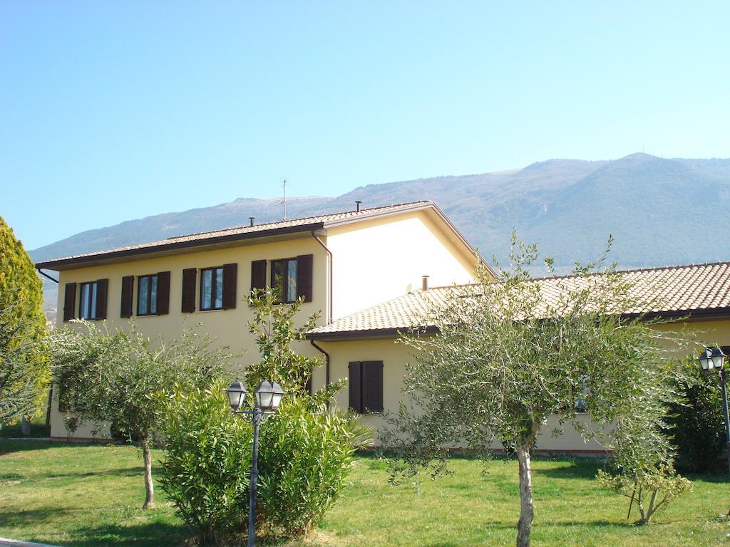 Ostello Victor Center Assisi Bagian luar foto