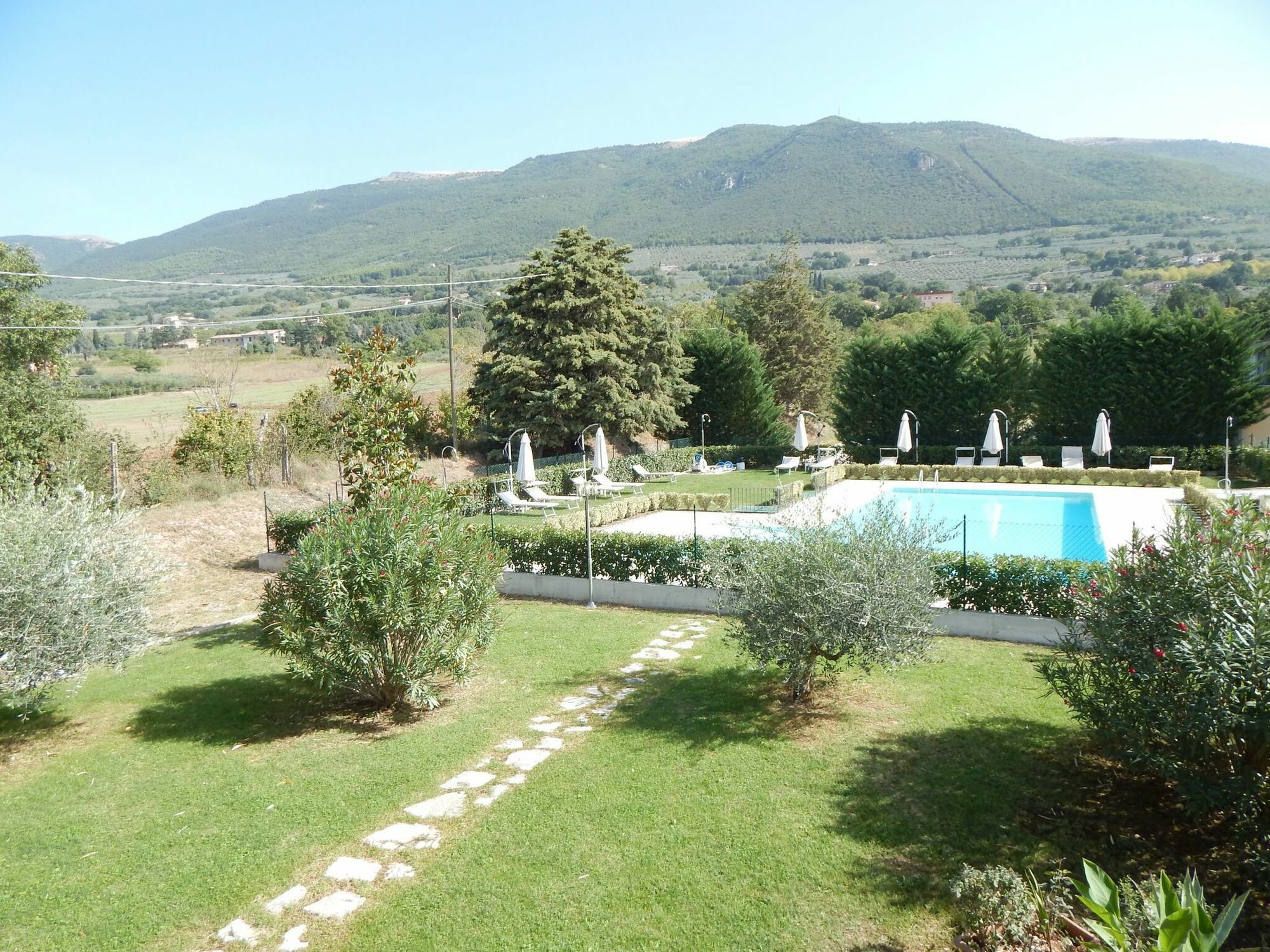 Ostello Victor Center Assisi Bagian luar foto